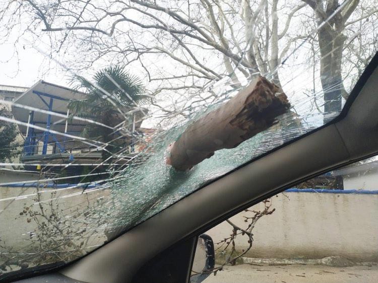 Yer: Bursa… Otomobilin camına ok gibi saplandı