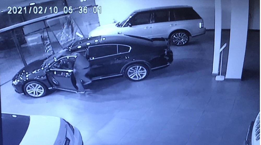 Bursa’da lüks aracı böyle çaldılar Bursa’da lüks aracı böyle çaldılar