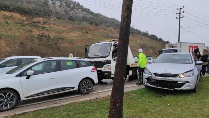 Bursa’da meydana gelen zincirleme trafik kazasında 4 araç birbirine girdi.