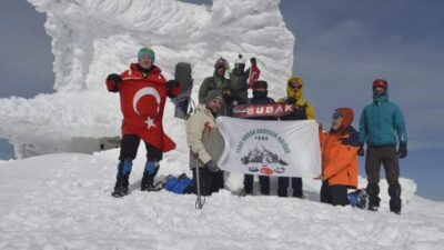 Bursalı dağcılar Uludağ’ın zirvesine tırmandı