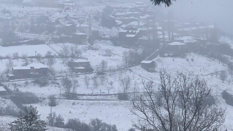 Bursa’nın dağ ilçeleri kara teslim Bursa’nın dağ ilçelerinde kar yağışı etkisini gösterdi. Keles’te, kar kalınlığı