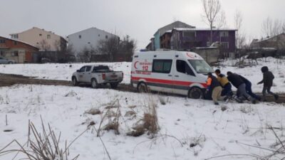 Bursa’da çamura saplanan sağlıkçıların imdadına vatandaş yetişti