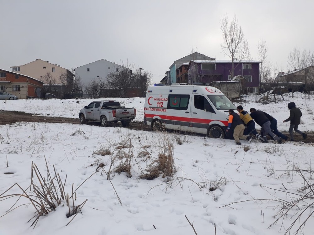 Bursa’da çamura saplanan sağlıkçıların imdadına vatandaş yetişti