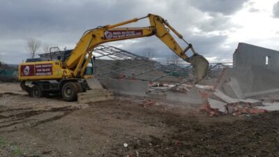 Ahmet Türkel Çevre Yolu’ndaki kaçak yapının yıkımı yapıldı