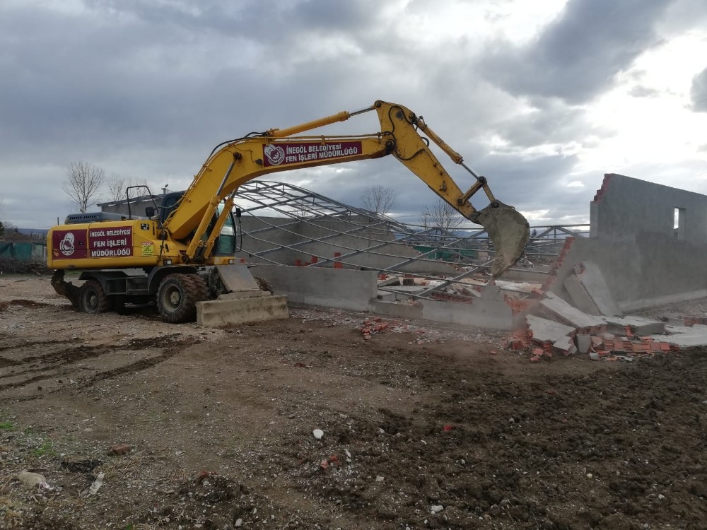 Ahmet Türkel Çevre Yolu’ndaki kaçak yapının yıkımı yapıldı