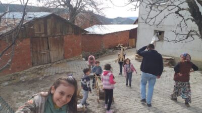Bursa’da çocuklar tahta araçlarla kıyasıya yarıştı