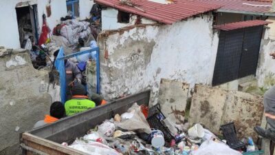 3. kez temizlenen evden 5 traktör dolusu çöp çıktı