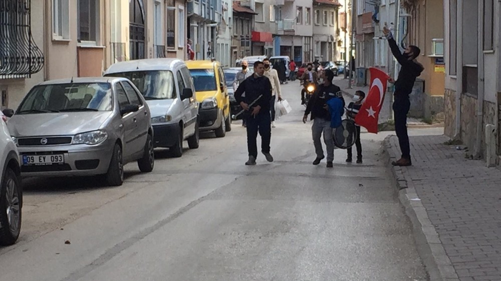 Bursa’da davul zurna eşliğinde para topladılar