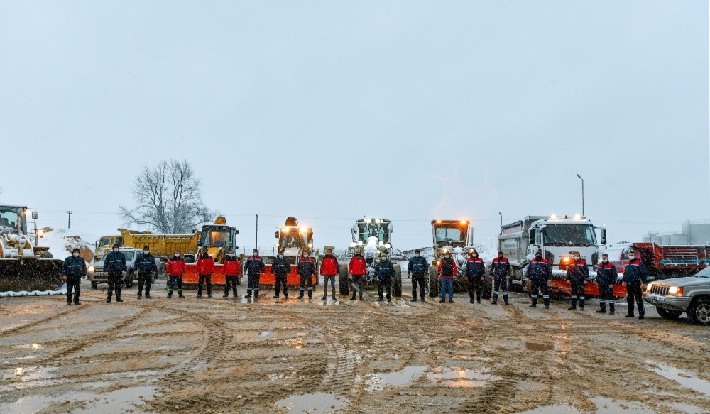 Ekipler çalıştı, kar zahmet değil rahmet oldu