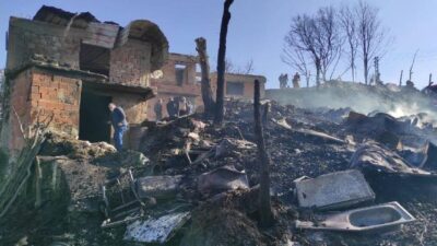 İki katlı ev yandı: 3 otomobil ve ahırdaki hayvanlar telef oldu