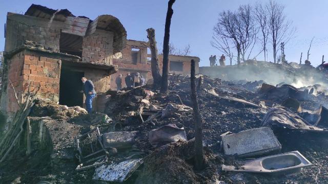 İki katlı ev yandı: 3 otomobil ve ahırdaki hayvanlar telef oldu