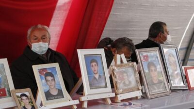 Evlat nöbetindeki baba: Devletimiz büyük bir devlet, teslim olun