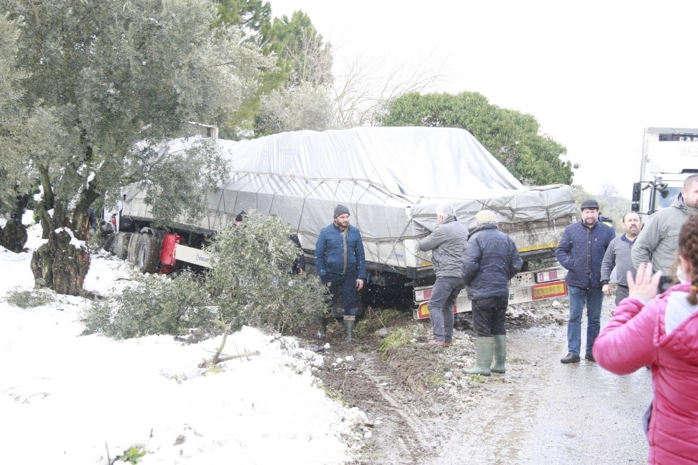 Bursa’da TIR ile otomobil çarpıştı! Yaralılar var… Bursa’da TIR ile otomobil çarpıştı! Yaralılar var…