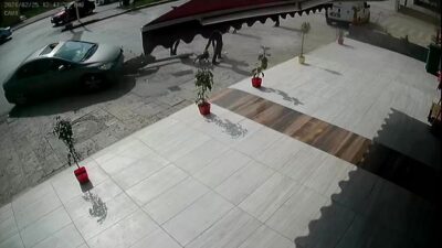 Fren yerine gaza bastı, 3 kişiyi ezdi