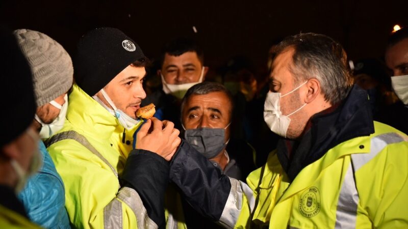 Bursa’da kar yağışıyla birlikte ulaşımda bir sorun yaşanmaması için karla