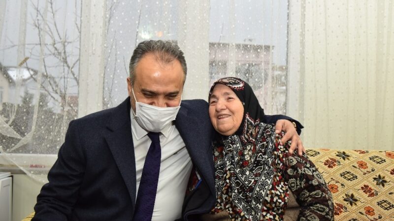 Pandemi sebebiyle yaklaşık bir yıldır sokağa çıkamayan 65 yaş ve
