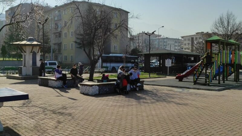 Korona virüs önlemleri kapsamında sokağa çıkma kısıtlamasına rağmen sıcak havayı