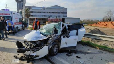 Bursa’da feci kaza! Otomobil hurdaya döndü
