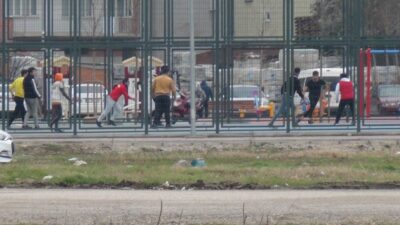 Görüntü Bursa’dan… Kısıtlamayı hiçe sayıp top oynadılar