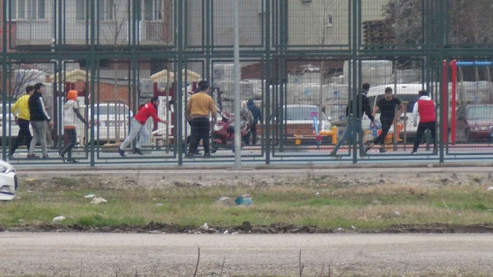 Görüntü Bursa’dan… Kısıtlamayı hiçe sayıp top oynadılar