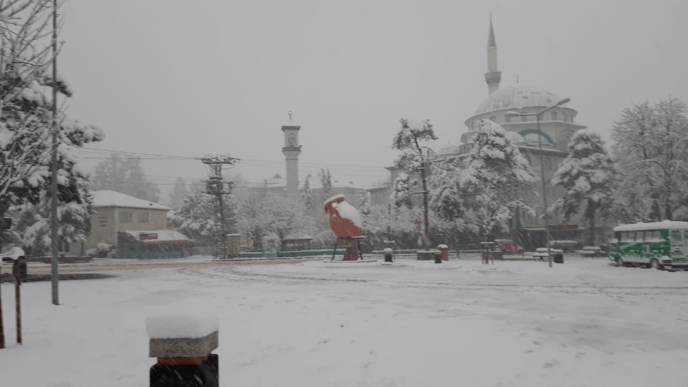 İnegöl’de kar yağışı etkili oluyor İnegöl’de kar yağışı etkili oluyor