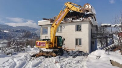 Yeniceköy’de kaçak kat yıkıldı