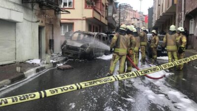 Otomobil doğalgaz kutusuna çarptı