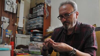 Atık kağıtlardan padişahların fotoğraflarının işlendiği tespihin fiyatı dudak uçuklatıyor