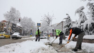 İnegöl’de kaldırımlar kardan temizleniyor