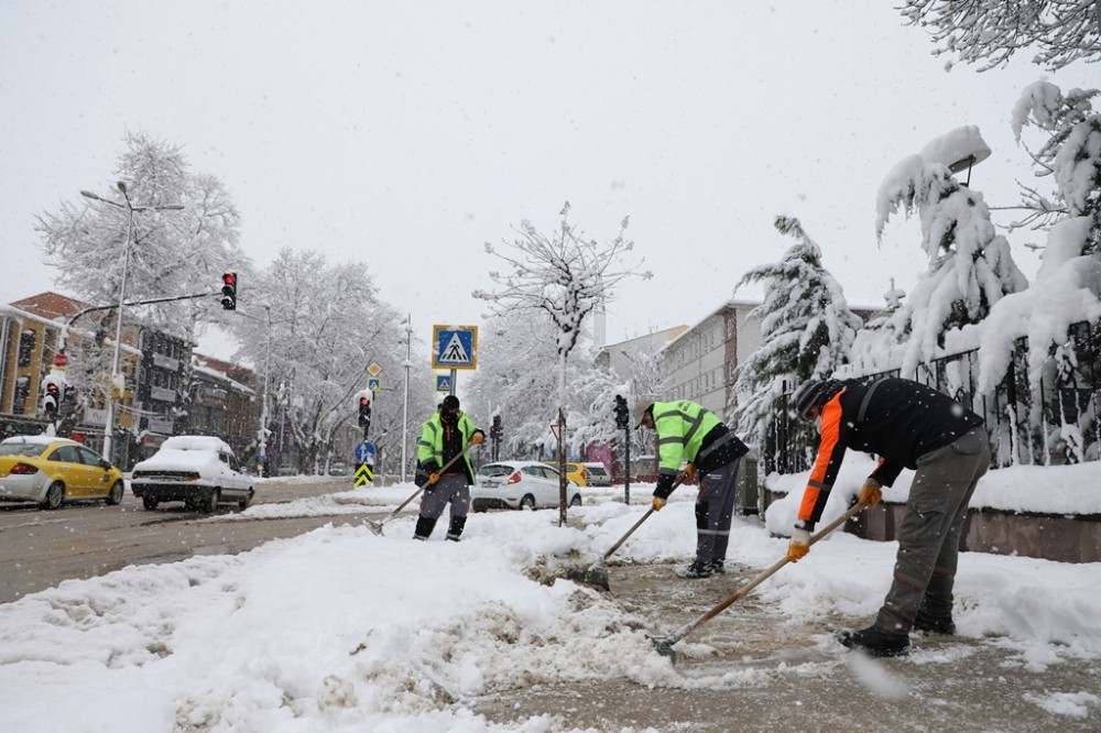 İnegöl’de kaldırımlar kardan temizleniyor