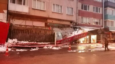 Kar kütlesine dayanamayan çatı çöktü