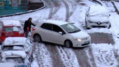 Araçlar kaydı, tuz taşıyan kamyonet yolda kaldı
