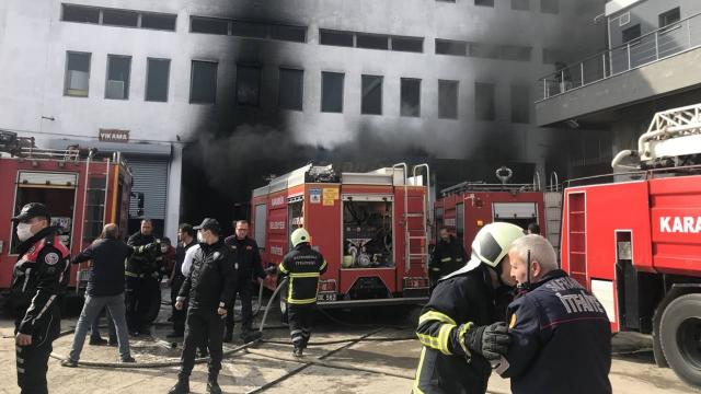 Yangında lastikleri kurtarmak isterken zehirlendiler