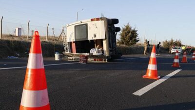 İşçileri taşıyan minibüs devrildi: 12 yaralı