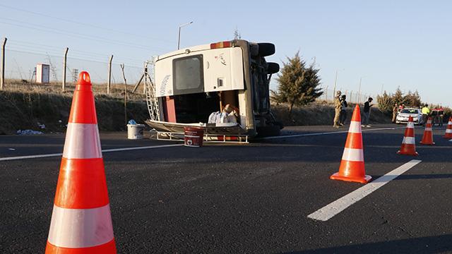 İşçileri taşıyan minibüs devrildi: 12 yaralı İşçileri taşıyan minibüs devrildi: 12 yaralı
