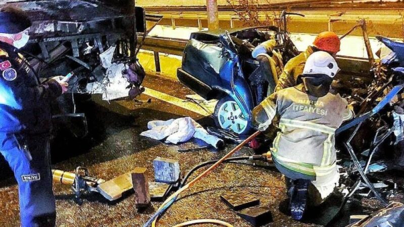 Bursa'da otobanda ters şeride giren otomobil karşı şeritten gelen otobüs