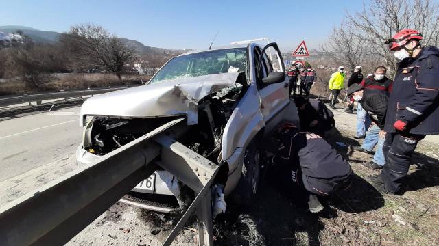 Bariyer otomobile saplandı, sürücü ölümden döndü