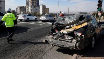 Freni patlayan kamyon dehşet saçtı