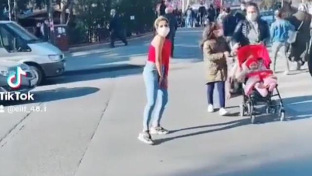 Kırmızı ışıkta Twerk dansı yapan genç kıza ailesi sırt döndü