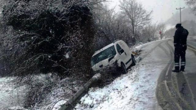 Direğe çarpan araç 11 mahalleyi enerjisiz bıraktı