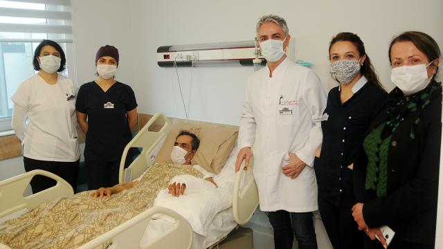 Ağaç keserken kopan eline 10 saat sonra kavuştu