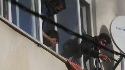 Bursa’da 3 katlı binada yangın çıktı! Küçük çocuk kabusu yaşadı!