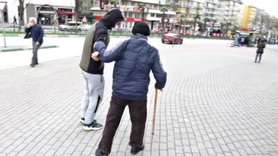 Bursa’da şiddetli lodos! Birbirlerine tutundular…