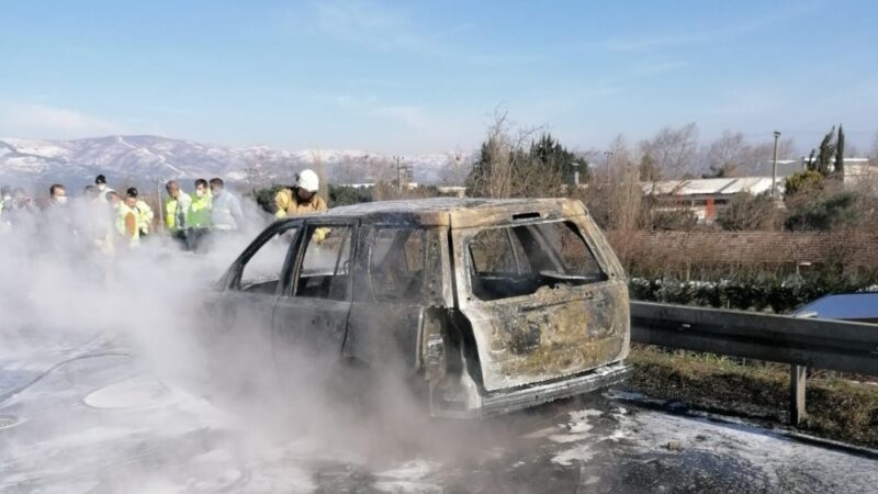 Bursa’nın Orhangazi ilçesinde otoban üzerinde seyir halinde olan lüks otomobil