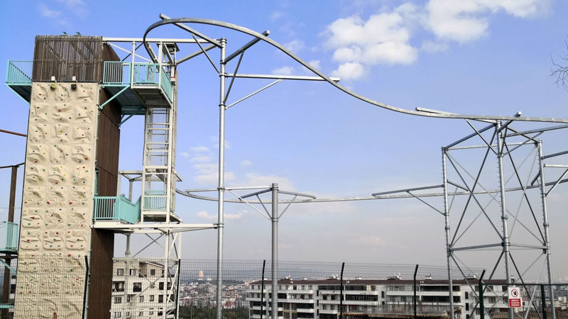 Osmangazi Belediyesi’nin Hamitler Mahallesi’nde inşa ettiği Macera Parkı inşaatında çalışmalar