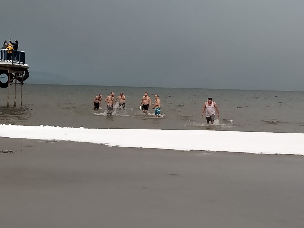 Yer: Bursa… Buz gibi havada göle girdiler Yer: Bursa… Buz gibi havada göle girdiler