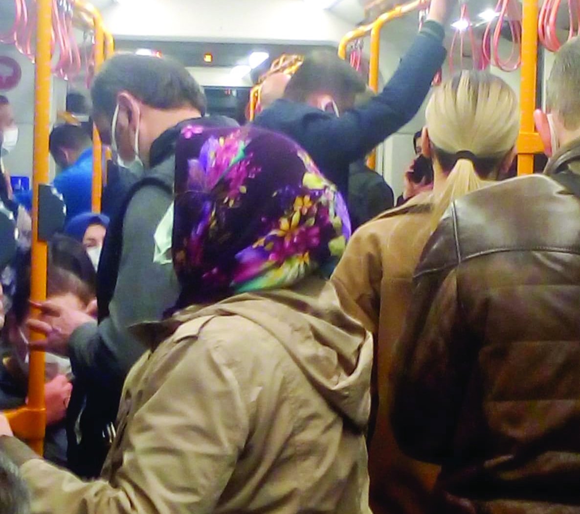 Bursa’da pes dedirten görüntüler! Bu metroya biner misiniz?