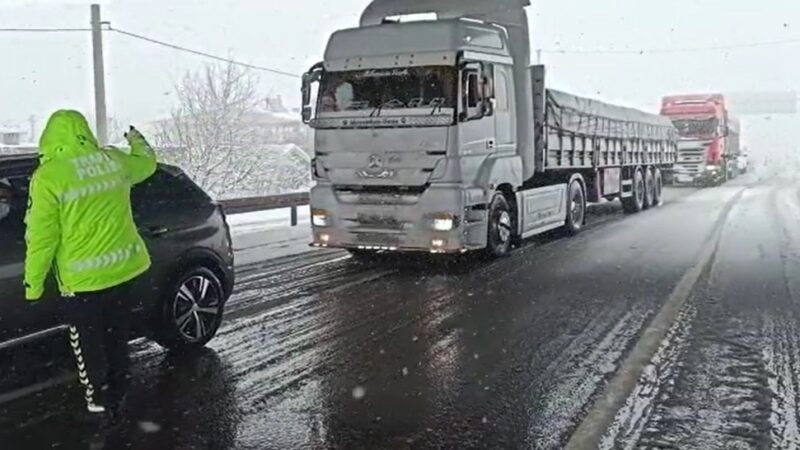 Mustafakemalpaşa-Susurluk yolunda araç geçişine izin verilmiyor Balıkesir-Bursa yolunda kar sebebiyle yaşanan aksaklıklar üzerine trafik ekipleri tarafından