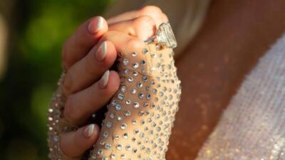 Ünlü yıldız dördüncü kez nişanlandı! Yüzüğü görenleri şaşı etti