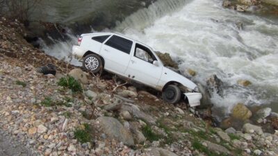 Bursa’da otomobil dereye uçtu! Sürücü kayıplara karıştı